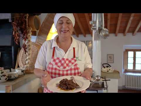 Today in La Vialla's kitchen, Stefania prepares Stufato alla Sangiovannese