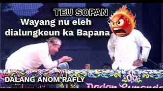 Download lagu Moments of puppeteer H. Dadan Katinggang's puppet show thrown by puppeteer Rafly - Duet 2 Puppeteer mp3