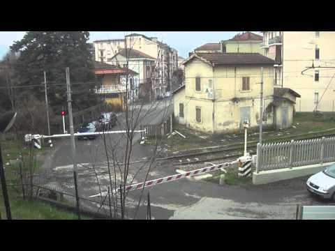 Passaggio a livello Acqui Terme (AL) via Amendola, con FS64 e TD96/2