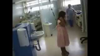 Menina cantando Ressuscita-me (Aline Barros) na UTI