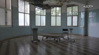 Dans les coulisses : un reportage télévisé accompagne le maire et le PDG lors d'une visite de l'ancien hôpital
