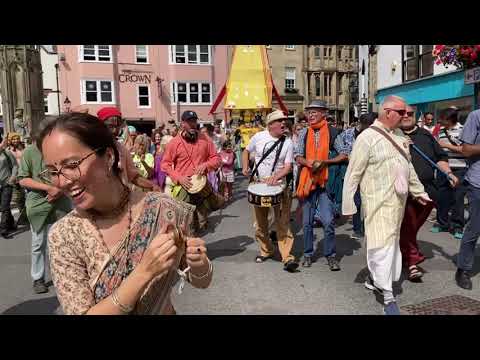 More ecstatic Hare Krishna chanting from the Glastonbury Rathayatra