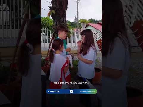 Crianças de Brusque (SC) transformam casinha em capela para brincar de missa