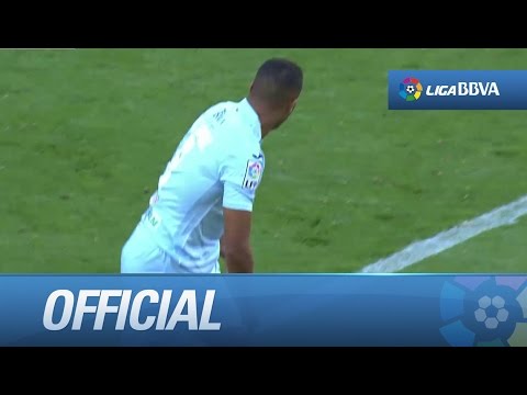 Disparo de El Arabi que se estrella en el larguero