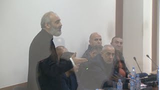 Բագրատ Սրբազանը դատարանի դահլիճից քաղաքացիներին կոչ է արել գնալ էջմիածին