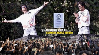 Download lagu Shahrukh khan LIVE Dance and Icon Pose at Mannat Create Guinness World Record | Unbelievable Madness mp3
