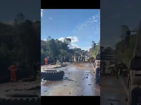 Acidente mobiliza bombeiros na PR-466, em Boa Ventura de São Roque