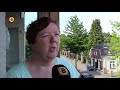 Glas van balkonraam valt spontaan twee etages omlaag