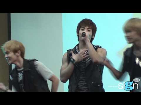 110817 Jonghyun Teasing Key During "Hello"  @ KASBA Welcome Reception