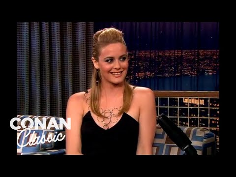 艾麗西婭-西爾弗斯通裸體花園 - "深夜與柯南-奧布萊恩" (Alicia Silverstone Gardens In The Nude - "Late Night With Conan O'Brien")