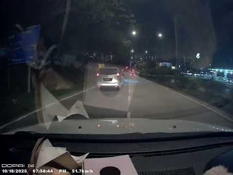 18102025 JPT8303 Pembuli jalanan memandu di antara dua lorong, tak puas hati di hon (Dashcam JB)