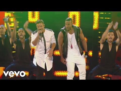 Ricky Martin y Yotuel durante su presentación de «La Mordidita» en Premios Juventud 2015 con estética de pop latino contemporáneo.