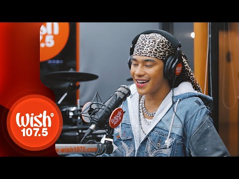 Maxie Andreison performs "Halika Na Lika Na" LIVE on Wish 107.5 Bus