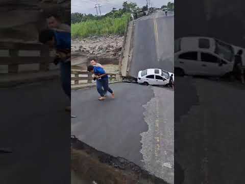 El puente que conecta los cantones El Triunfo - La Troncal se ha derrumbado. #MakroNoticias #Guayas