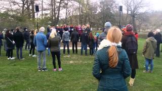 Nackakören sjunger "Hujedamej, Sånt Barn Han Var"