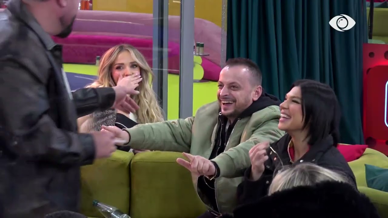 Armiri u rrëfen histori, banorët “shpërthejnë” në të qeshura