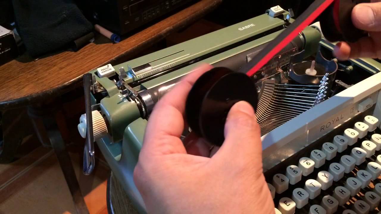 Watch Como se cambia una cinta en una máquina de escribir Royal. Now Como se cambia una cinta en una máquina de escribir Royal.