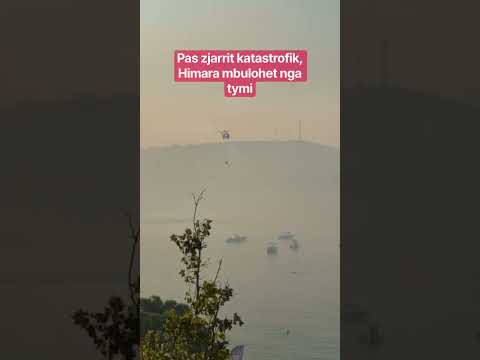 Himara mbulohet nga tymi pas zjarrit katastrofik në lagjen "1 Maji". Flakët po shuhen me helikopter