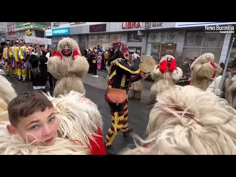 Nici POLIȚIA nu ii poate opri pe cei din BUCOVINA să iasă la Parada Obiceiurilor de ANUL NOU!!