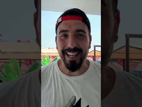 ¡Encuentro inesperado en el parque acuático! 👋 #Shorts