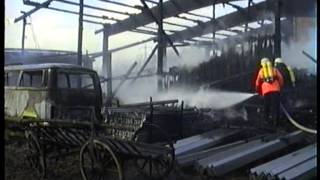 preview picture of video 'Feuerwehr Stuttgart: FARM BLAZE / Überlandhilfe Fellbach, Fruchthof, Großbrand, 1995.'