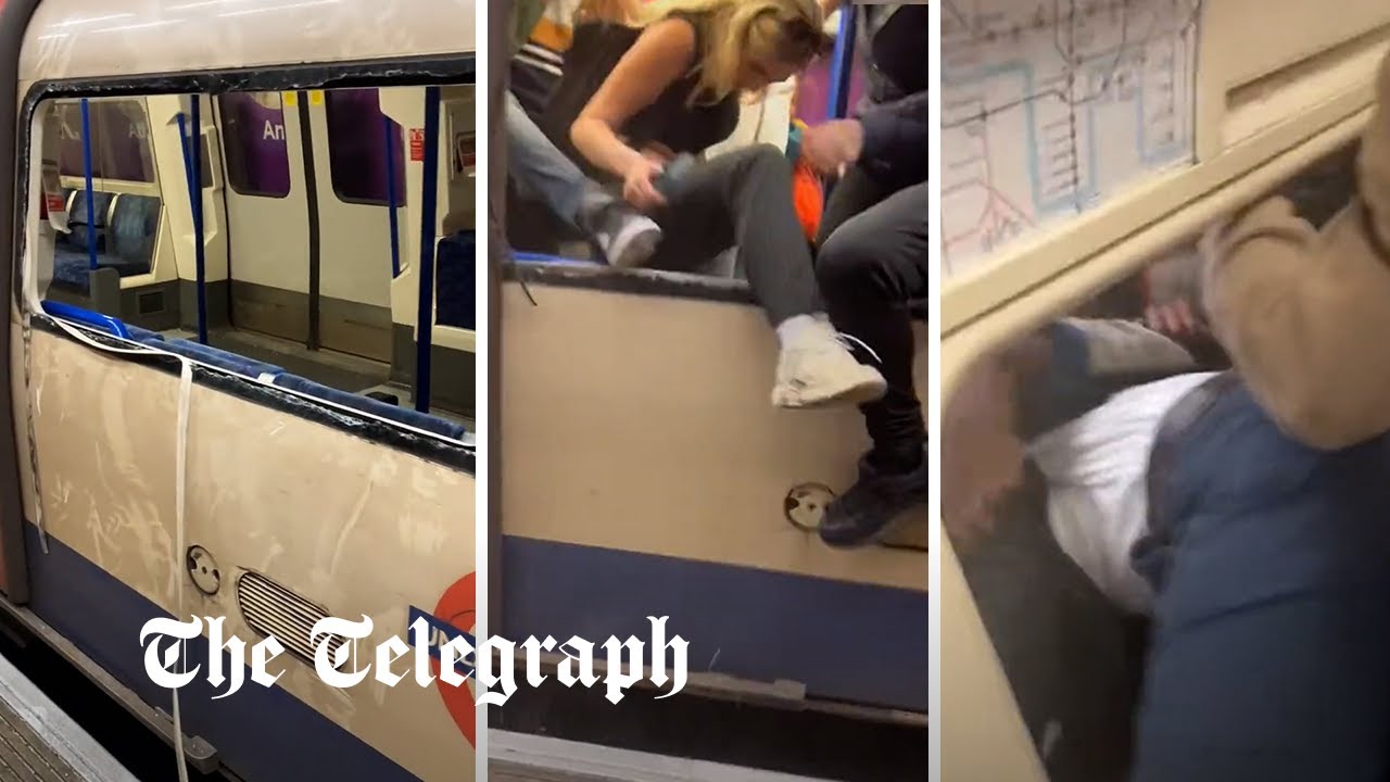 Passagiere der Londoner U-Bahn schlagen Fenster ein, um aus verrauchten Waggons zu entkommen