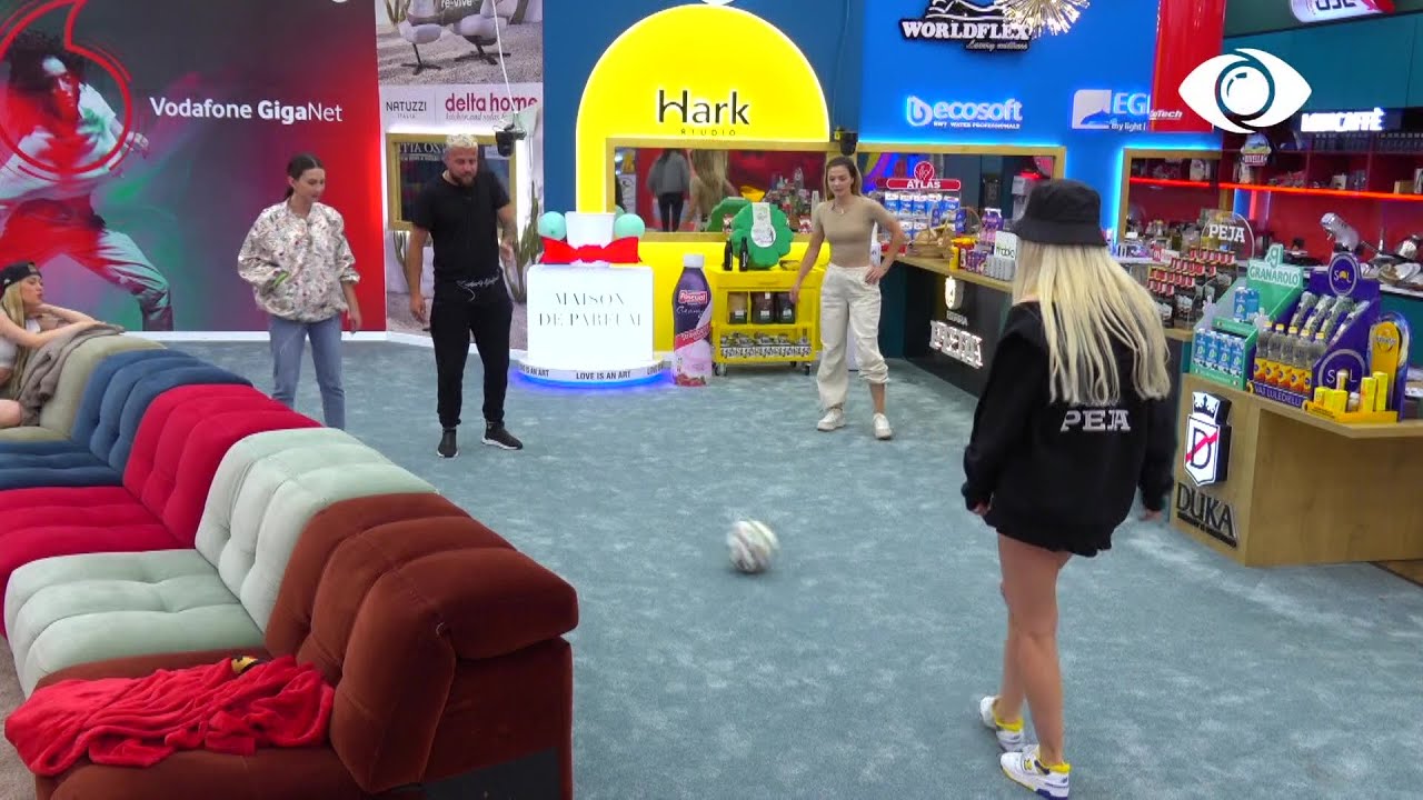 Banorët luajnë me top në living