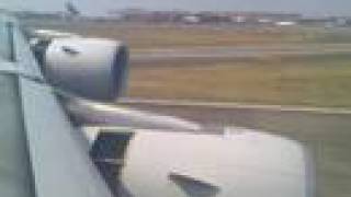 preview picture of video 'Singapore Airlines Airbus 340-500 lands JKT reverse thrust'