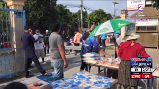 จังหวัดชลบุรี เถ้าแก่ร้านรับซื้อของเก่าใจบุญ นำข้าวสาร ไข่ไก่ แจกจ่ายให้แก่คนขับรถซาเล้ง