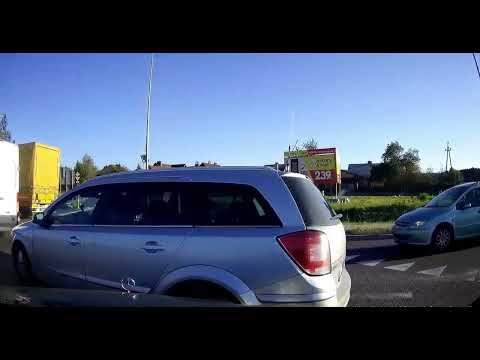 Wymuszenie pierwszeństwa na rondzie i kolizja Opel Astra