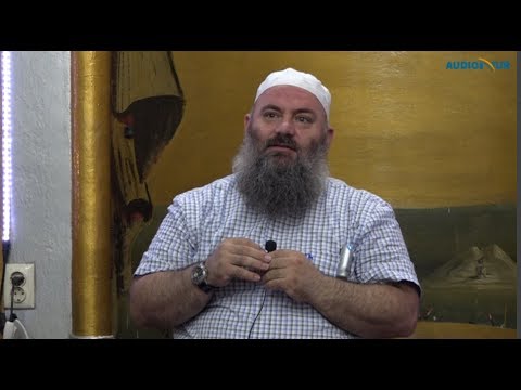 Ja si reagoi Hoxhë Bekir Halimi kur një fëmijë në Xhami fillon të "shqetëson" xhematin