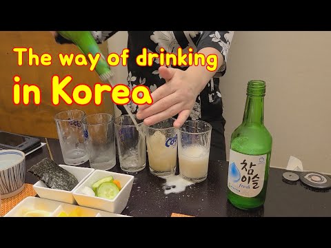 A maneira de beber na Coreia. Desfrute de uma bebida em um restaurante de sashimi de atum em Seul, Coreia