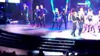 Take That Howard doing back flip and spilts!