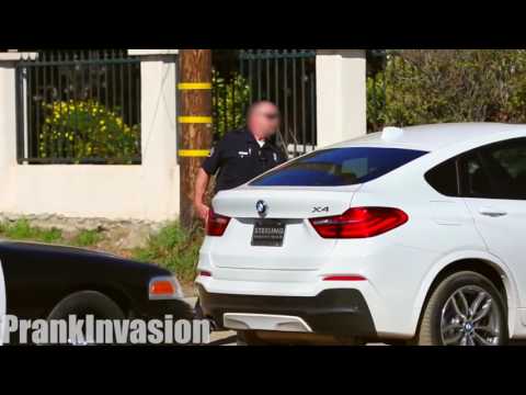 Baciare per strada delle  poliziotte