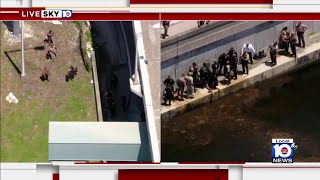Woman jumps into Doral lake during police chase