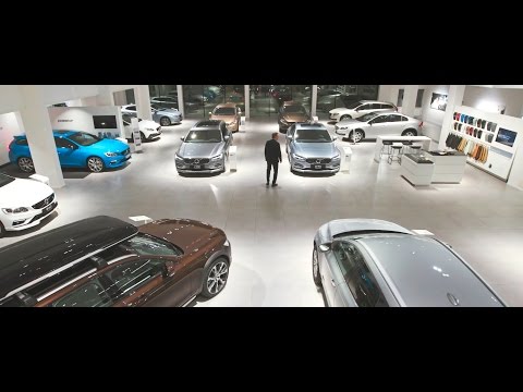 "We wash cars with light": The Volvo Luleå showroom with accent light from ERCO