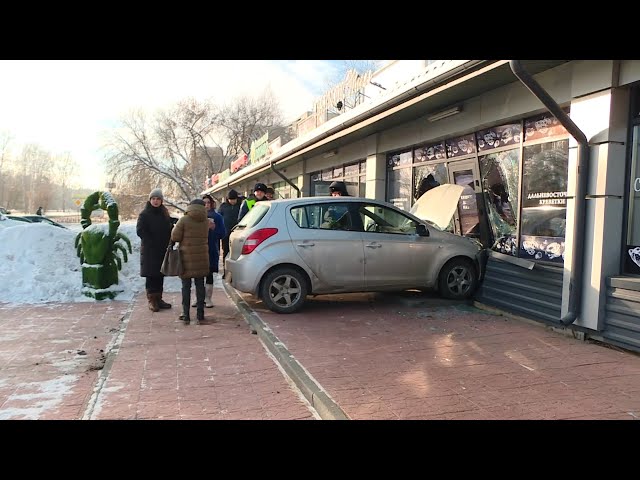 В Ангарске автомобиль врезался в павильон с креветками