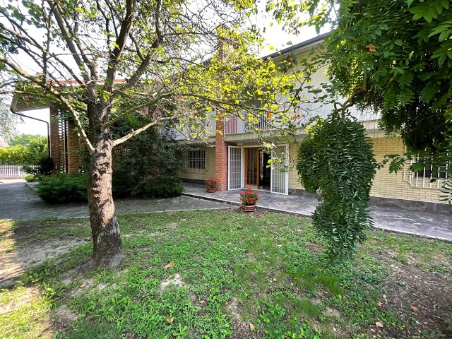 VILLA CON GIARDINO IN CASALE MONFERRATO fraz. Santa Maria