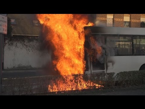 [BUSBRAND IN PULHEIM] - Motorraum im Vollbrand ~ Flammen & starke Rauchentwicklung -