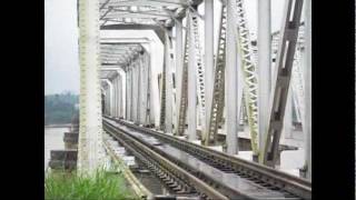 preview picture of video 'Mangalore-Chennai Express at Netravati Bridge'