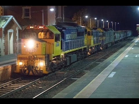 XR557, T400 and G529 roar through Kangaroo Flat on 9058 Piangil grain- 20/5/18