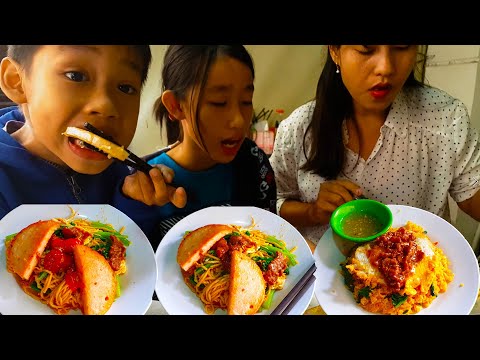 Fried Yellow Noodle And Fried Rice For Breakfast - Phnom Penh Street Food Tour