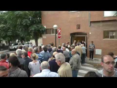 Organitzant la cua per entrar a votar a st Josep Obrer
