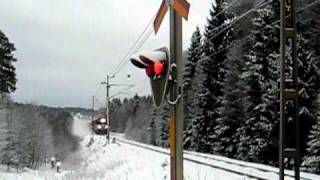 preview picture of video '[NetRail] freight train pulled by Ma 825 Electric locomotive passing a level crossing at Bystad.'