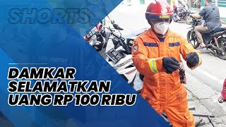 Viral Video Petugas Damkar Selamatkan Uang Rp 100 Ribu Milik Pelajar yang Jatuh di Gorong-gorong