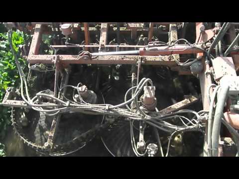 Loonbedrijf damen met een Agrifac Hexa 12 rijige bietenrooier.