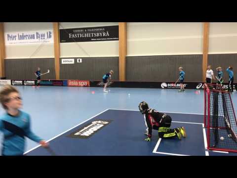 Två pass- och avslutsövningar i innebandy. Warberg p-06 svart.
