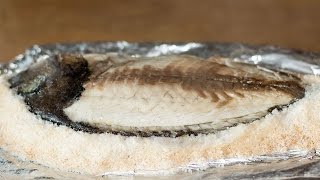 IrinaCooking. Ленивая кухня.
Очень простое блюдо - рыба, запеченная в соли. Рыба, приготовленная таким способом, получается нежной, сочной и очень вкусной. Не нужно бояться, что рыба будет пересолена. Она возьмет столько соли, сколько