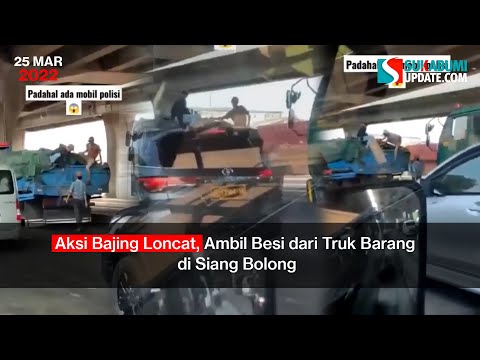 Aksi Bajing Loncat, Ambil Besi dari Truk Barang di Siang Bolong