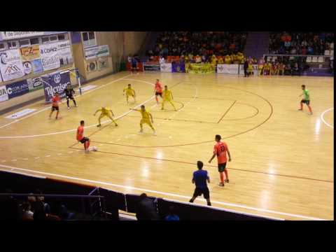 Tiro de Iago Míguez que entra tras dar en la mano de Didac 5-2